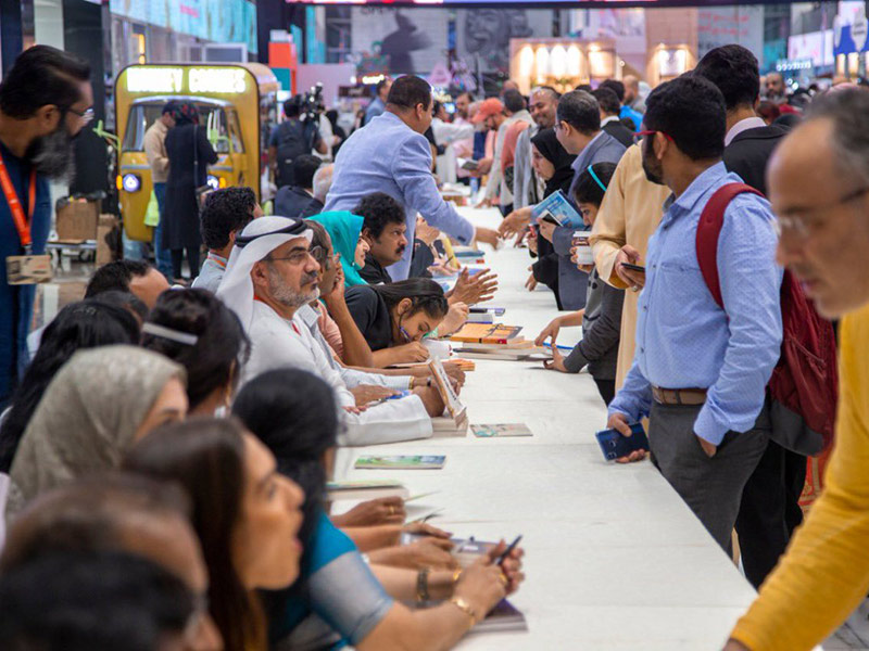 دخول معرض الشارقة الدولي موسوعة "جينيس" بأكبر حفل توقيع في العالم